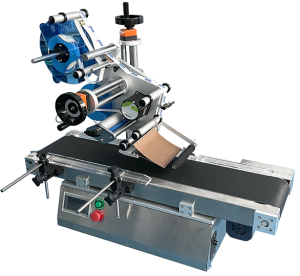 Tisch-Etikettiermaschine T160LB etikettiert eine flache Schachtel