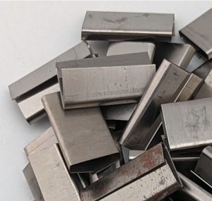 Stahlbandklammer über zwei überlappende Enden von 16 mm Stahl-Umreifungsband verpresst